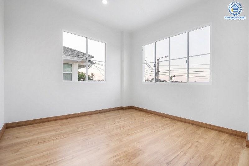 บ้านมือสองตกแต่งใหม่ คุณภาพแบรนด์ LH โครงการ ชลลดา บางใหญ่-เซ็นทรัลเวสต์เกต เนื้อที่ 52.5 ตร.ว. ฟังก์ชั่น 3 ห้องนอน 2 ห้องน้ำ พร้อม facilities ครบครัน บนทำเลศักยภาพ เดินทางสะดวก ใกล้ถ.กาญจนาภิเษก และเพียง 10 นาทีถึงรถไฟฟ้า "สถานีคลองบางไผ่"