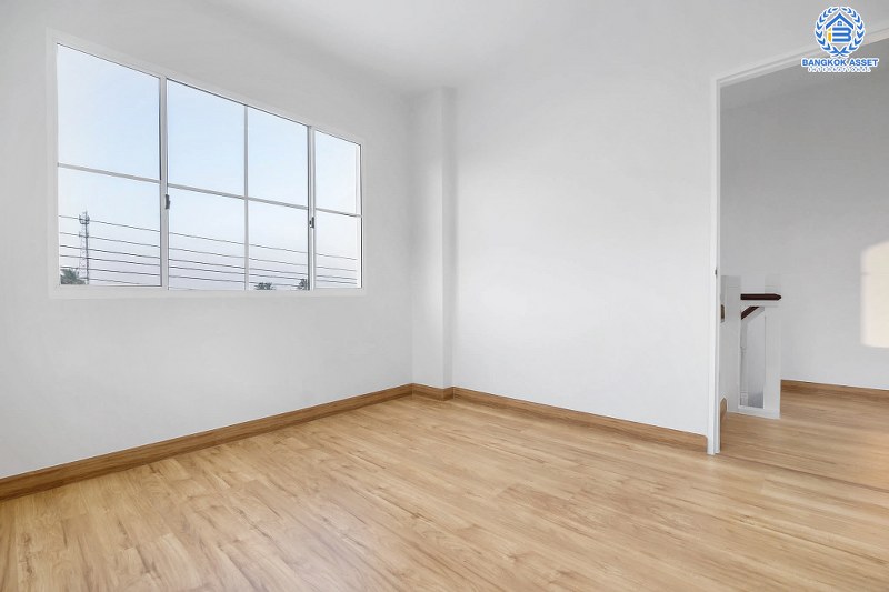 บ้านมือสองตกแต่งใหม่ คุณภาพแบรนด์ LH โครงการ ชลลดา บางใหญ่-เซ็นทรัลเวสต์เกต เนื้อที่ 52.5 ตร.ว. ฟังก์ชั่น 3 ห้องนอน 2 ห้องน้ำ พร้อม facilities ครบครัน บนทำเลศักยภาพ เดินทางสะดวก ใกล้ถ.กาญจนาภิเษก และเพียง 10 นาทีถึงรถไฟฟ้า "สถานีคลองบางไผ่"