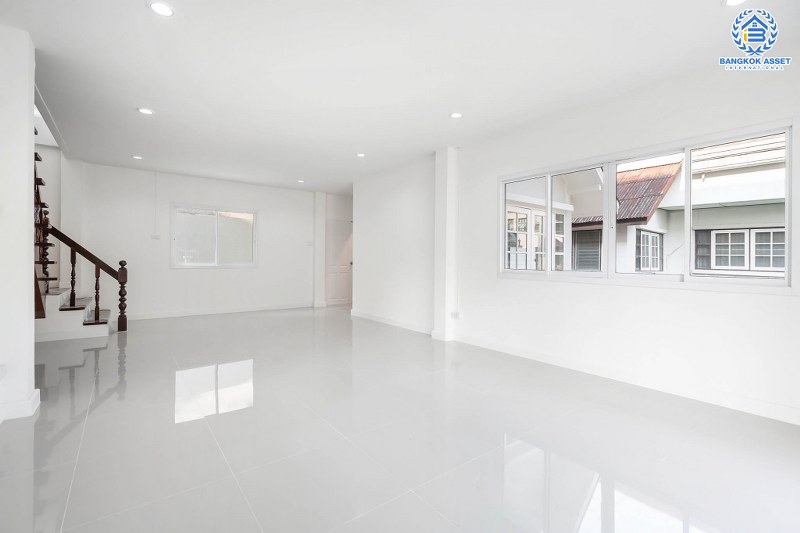 บ้านมือสองตกแต่งใหม่ พร้อมเข้าอยู่ ม.กฤษดานคร17 บรมราชชนนี-พุทธมณฑลสาย3 เนื้อที่ 41 ตร.ว. ฟังก์ชั่น 3 ห้องนอน 2 ห้องน้ำ บนทำเลเดินทางสะดวก ติดถนนใหญ่ เชื่อมต่อเมืองได้สะดวกสบาย ใกล้เซ็นทรัลศาลายา ,ม.มหิดล ,ทางด่วนฯลฯ...