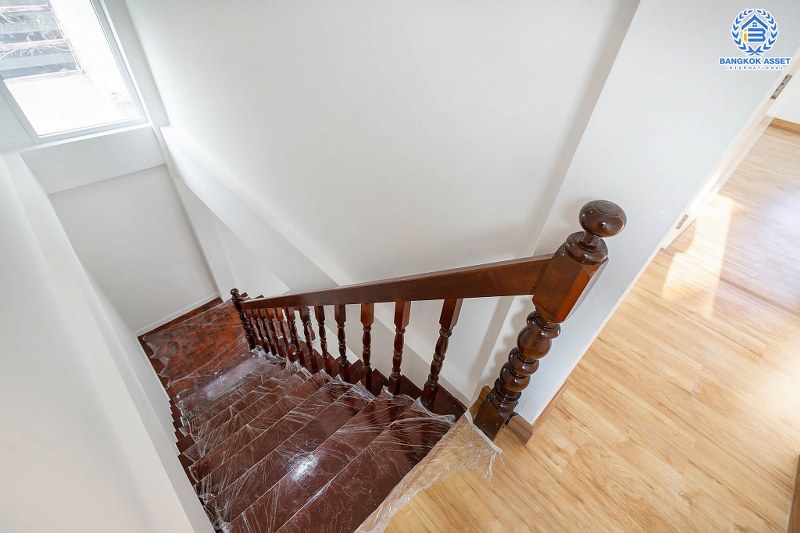 บ้านมือสองตกแต่งใหม่ พร้อมเข้าอยู่ ม.กฤษดานคร17 บรมราชชนนี-พุทธมณฑลสาย3 เนื้อที่ 41 ตร.ว. ฟังก์ชั่น 3 ห้องนอน 2 ห้องน้ำ บนทำเลเดินทางสะดวก ติดถนนใหญ่ เชื่อมต่อเมืองได้สะดวกสบาย ใกล้เซ็นทรัลศาลายา ,ม.มหิดล ,ทางด่วนฯลฯ...