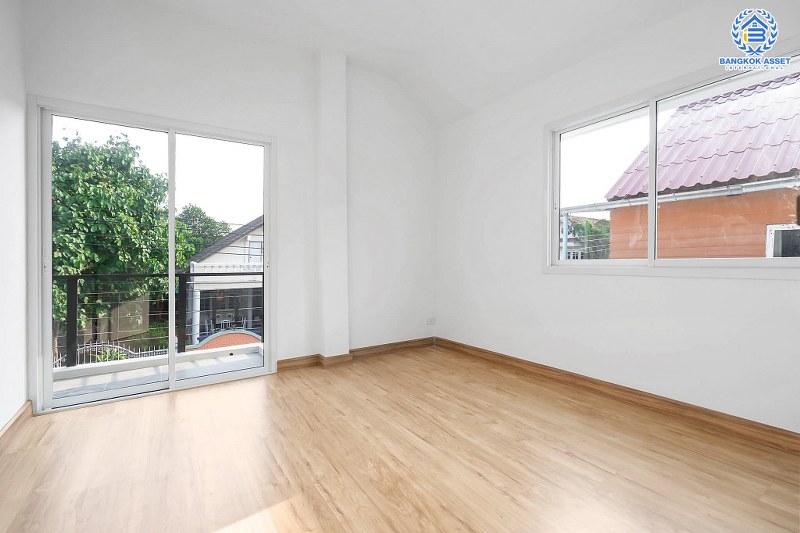 บ้านมือสองตกแต่งใหม่ พร้อมเข้าอยู่ ม.กฤษดานคร17 บรมราชชนนี-พุทธมณฑลสาย3 เนื้อที่ 41 ตร.ว. ฟังก์ชั่น 3 ห้องนอน 2 ห้องน้ำ บนทำเลเดินทางสะดวก ติดถนนใหญ่ เชื่อมต่อเมืองได้สะดวกสบาย ใกล้เซ็นทรัลศาลายา ,ม.มหิดล ,ทางด่วนฯลฯ...