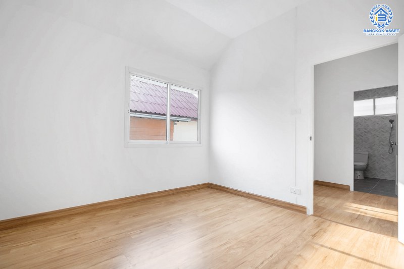 บ้านมือสองตกแต่งใหม่ พร้อมเข้าอยู่ ม.กฤษดานคร17 บรมราชชนนี-พุทธมณฑลสาย3 เนื้อที่ 41 ตร.ว. ฟังก์ชั่น 3 ห้องนอน 2 ห้องน้ำ บนทำเลเดินทางสะดวก ติดถนนใหญ่ เชื่อมต่อเมืองได้สะดวกสบาย ใกล้เซ็นทรัลศาลายา ,ม.มหิดล ,ทางด่วนฯลฯ...