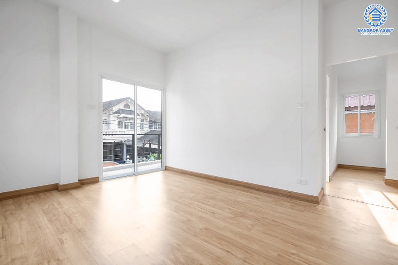 บ้านมือสองตกแต่งใหม่ พร้อมเข้าอยู่ ม.กฤษดานคร17 บรมราชชนนี-พุทธมณฑลสาย3 เนื้อที่ 41 ตร.ว. ฟังก์ชั่น 3 ห้องนอน 2 ห้องน้ำ บนทำเลเดินทางสะดวก ติดถนนใหญ่ เชื่อมต่อเมืองได้สะดวกสบาย ใกล้เซ็นทรัลศาลายา ,ม.มหิดล ,ทางด่วนฯลฯ...