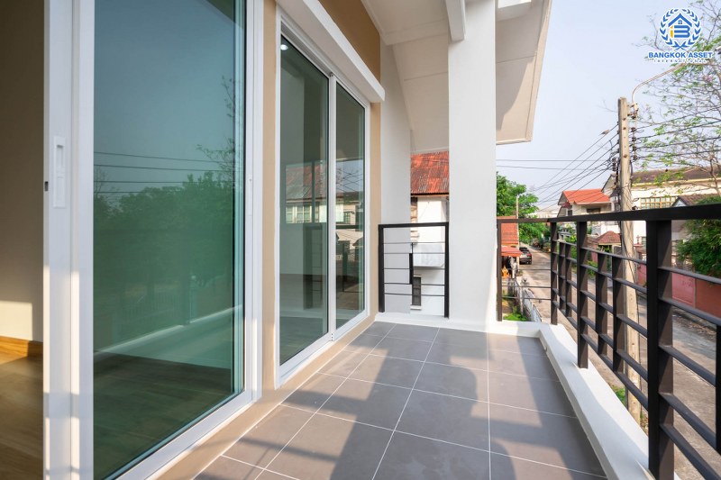 บ้านมือสองตกแต่งใหม่ พร้อมเข้าอยู่ ม.กฤษดานคร17 บรมราชชนนี-พุทธมณฑลสาย3 เนื้อที่ 41 ตร.ว. ฟังก์ชั่น 3 ห้องนอน 2 ห้องน้ำ บนทำเลเดินทางสะดวก ติดถนนใหญ่ เชื่อมต่อเมืองได้สะดวกสบาย ใกล้เซ็นทรัลศาลายา ,ม.มหิดล ,ทางด่วนฯลฯ...