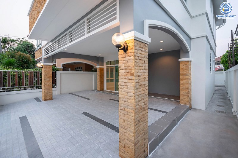 บ้านมือสองตกแต่งใหม่ ดีไซน์ Modern ท่ามกลางบรรยากาศความเป็นส่วนตัว ม.กฤษดานคร20 ปิ่นเกล้า ติดถนนบรมราชชนนี เนื้อที่ 41 ตร.ว. ฟังก์ชั่น 3 ห้องนอน 3 ห้องน้ำ 2 ที่จอดรถ พร้อม Living Room ชั้น 2 กว้างขวางบนพื้นที่ใช้สอยกว่า 200 ตร.ม. บนทำเลเดินทางสะดวก เพียง 10 นาทีถึงเซ็นทรัลปิ่นเกล้า...