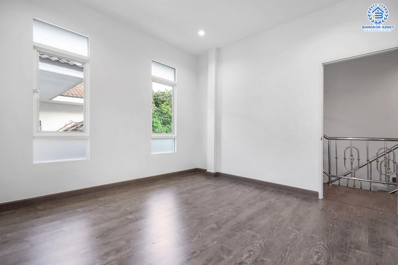 บ้านมือสองตกแต่งใหม่ ดีไซน์ Modern ท่ามกลางบรรยากาศความเป็นส่วนตัว ม.กฤษดานคร20 ปิ่นเกล้า ติดถนนบรมราชชนนี เนื้อที่ 41 ตร.ว. ฟังก์ชั่น 3 ห้องนอน 3 ห้องน้ำ 2 ที่จอดรถ พร้อม Living Room ชั้น 2 กว้างขวางบนพื้นที่ใช้สอยกว่า 200 ตร.ม. บนทำเลเดินทางสะดวก เพียง 10 นาทีถึงเซ็นทรัลปิ่นเกล้า...