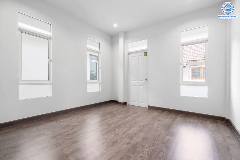 บ้านมือสองตกแต่งใหม่ ดีไซน์ Modern ท่ามกลางบรรยากาศความเป็นส่วนตัว ม.กฤษดานคร20 ปิ่นเกล้า ติดถนนบรมราชชนนี เนื้อที่ 41 ตร.ว. ฟังก์ชั่น 3 ห้องนอน 3 ห้องน้ำ 2 ที่จอดรถ พร้อม Living Room ชั้น 2 กว้างขวางบนพื้นที่ใช้สอยกว่า 200 ตร.ม. บนทำเลเดินทางสะดวก เพียง 10 นาทีถึงเซ็นทรัลปิ่นเกล้า...