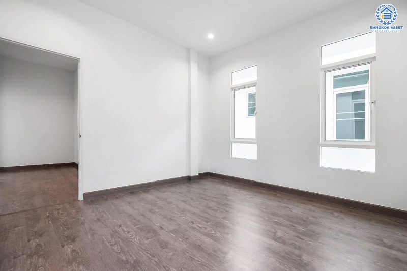 บ้านมือสองตกแต่งใหม่ ดีไซน์ Modern ท่ามกลางบรรยากาศความเป็นส่วนตัว ม.กฤษดานคร20 ปิ่นเกล้า ติดถนนบรมราชชนนี เนื้อที่ 41 ตร.ว. ฟังก์ชั่น 3 ห้องนอน 3 ห้องน้ำ 2 ที่จอดรถ พร้อม Living Room ชั้น 2 กว้างขวางบนพื้นที่ใช้สอยกว่า 200 ตร.ม. บนทำเลเดินทางสะดวก เพียง 10 นาทีถึงเซ็นทรัลปิ่นเกล้า...