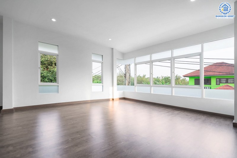 บ้านมือสองตกแต่งใหม่ ดีไซน์ Modern ท่ามกลางบรรยากาศความเป็นส่วนตัว ม.กฤษดานคร20 ปิ่นเกล้า ติดถนนบรมราชชนนี เนื้อที่ 41 ตร.ว. ฟังก์ชั่น 3 ห้องนอน 3 ห้องน้ำ 2 ที่จอดรถ พร้อม Living Room ชั้น 2 กว้างขวางบนพื้นที่ใช้สอยกว่า 200 ตร.ม. บนทำเลเดินทางสะดวก เพียง 10 นาทีถึงเซ็นทรัลปิ่นเกล้า...