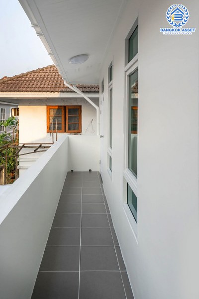 บ้านมือสองตกแต่งใหม่ ดีไซน์ Modern ท่ามกลางบรรยากาศความเป็นส่วนตัว ม.กฤษดานคร20 ปิ่นเกล้า ติดถนนบรมราชชนนี เนื้อที่ 41 ตร.ว. ฟังก์ชั่น 3 ห้องนอน 3 ห้องน้ำ 2 ที่จอดรถ พร้อม Living Room ชั้น 2 กว้างขวางบนพื้นที่ใช้สอยกว่า 200 ตร.ม. บนทำเลเดินทางสะดวก เพียง 10 นาทีถึงเซ็นทรัลปิ่นเกล้า...