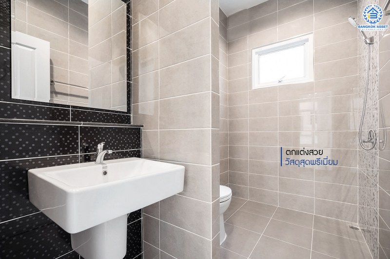 บ้านมือสองตกแต่งใหม่ ดีไซน์ Modern ท่ามกลางบรรยากาศความเป็นส่วนตัว ม.กฤษดานคร20 ปิ่นเกล้า ติดถนนบรมราชชนนี เนื้อที่ 41 ตร.ว. ฟังก์ชั่น 3 ห้องนอน 3 ห้องน้ำ 2 ที่จอดรถ พร้อม Living Room ชั้น 2 กว้างขวางบนพื้นที่ใช้สอยกว่า 200 ตร.ม. บนทำเลเดินทางสะดวก เพียง 10 นาทีถึงเซ็นทรัลปิ่นเกล้า...