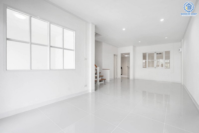 บ้านมือสองตกแต่งใหม่ ม.บุศรินทร์ วงแหวน (บ้านกล้วย-ไทรน้อย) คุณภาพแบรนด์ L&H เนื้อที่ 20.6 ตร.ว. ฟังก์ชั่นครบ 3 ห้องนอน 2 ห้องน้ำ ตอบโจทย์ทุกการอยู่อาศัย บนทำเลคุณภาพ! ใกล้เซ็นทรัลเวสต์เกต และ รถไฟฟ้า "สถานีคลองบางไผ่"