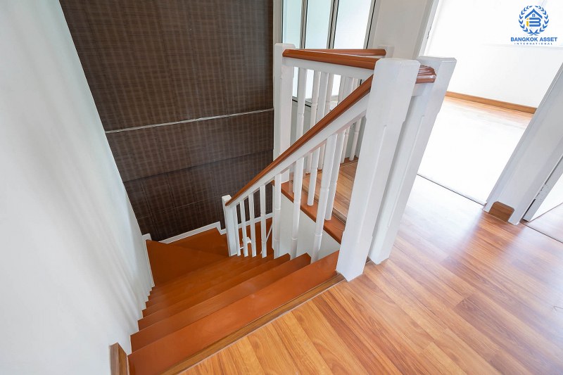 บ้านมือสองตกแต่งใหม่ ม.บุศรินทร์ วงแหวน (บ้านกล้วย-ไทรน้อย) คุณภาพแบรนด์ L&H เนื้อที่ 20.6 ตร.ว. ฟังก์ชั่นครบ 3 ห้องนอน 2 ห้องน้ำ ตอบโจทย์ทุกการอยู่อาศัย บนทำเลคุณภาพ! ใกล้เซ็นทรัลเวสต์เกต และ รถไฟฟ้า "สถานีคลองบางไผ่"