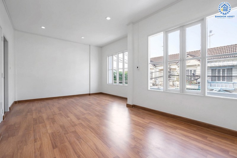 บ้านมือสองตกแต่งใหม่ ม.บุศรินทร์ วงแหวน (บ้านกล้วย-ไทรน้อย) คุณภาพแบรนด์ L&H เนื้อที่ 20.6 ตร.ว. ฟังก์ชั่นครบ 3 ห้องนอน 2 ห้องน้ำ ตอบโจทย์ทุกการอยู่อาศัย บนทำเลคุณภาพ! ใกล้เซ็นทรัลเวสต์เกต และ รถไฟฟ้า "สถานีคลองบางไผ่"