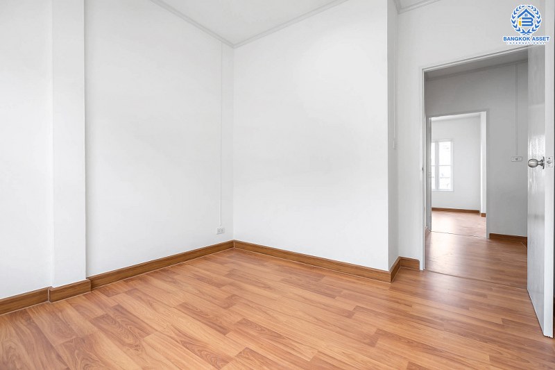 บ้านมือสองตกแต่งใหม่ ม.บุศรินทร์ วงแหวน (บ้านกล้วย-ไทรน้อย) คุณภาพแบรนด์ L&H เนื้อที่ 20.6 ตร.ว. ฟังก์ชั่นครบ 3 ห้องนอน 2 ห้องน้ำ ตอบโจทย์ทุกการอยู่อาศัย บนทำเลคุณภาพ! ใกล้เซ็นทรัลเวสต์เกต และ รถไฟฟ้า "สถานีคลองบางไผ่"