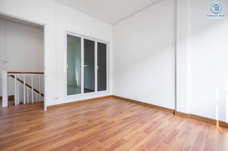 บ้านมือสองตกแต่งใหม่ ม.บุศรินทร์ วงแหวน (บ้านกล้วย-ไทรน้อย) คุณภาพแบรนด์ L&H เนื้อที่ 20.6 ตร.ว. ฟังก์ชั่นครบ 3 ห้องนอน 2 ห้องน้ำ ตอบโจทย์ทุกการอยู่อาศัย บนทำเลคุณภาพ! ใกล้เซ็นทรัลเวสต์เกต และ รถไฟฟ้า "สถานีคลองบางไผ่"