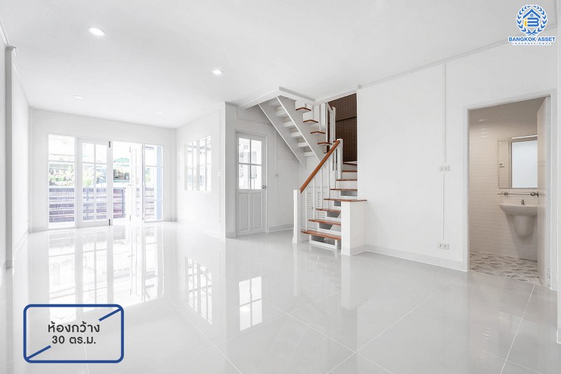 บ้านมือสองตกแต่งใหม่ ม.บุศรินทร์ วงแหวน (บ้านกล้วย-ไทรน้อย) คุณภาพแบรนด์ L&H เนื้อที่ 20.6 ตร.ว. ฟังก์ชั่นครบ 3 ห้องนอน 2 ห้องน้ำ ตอบโจทย์ทุกการอยู่อาศัย บนทำเลคุณภาพ! ใกล้เซ็นทรัลเวสต์เกต และ รถไฟฟ้า "สถานีคลองบางไผ่"