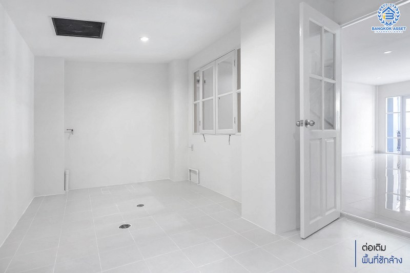 บ้านมือสองตกแต่งใหม่ ม.บุศรินทร์ วงแหวน (บ้านกล้วย-ไทรน้อย) คุณภาพแบรนด์ L&H เนื้อที่ 20.6 ตร.ว. ฟังก์ชั่นครบ 3 ห้องนอน 2 ห้องน้ำ ตอบโจทย์ทุกการอยู่อาศัย บนทำเลคุณภาพ! ใกล้เซ็นทรัลเวสต์เกต และ รถไฟฟ้า "สถานีคลองบางไผ่"