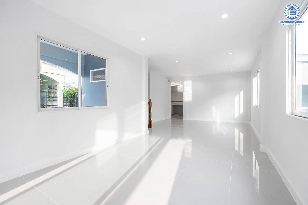 บ้านมือสองตกแต่งใหม่ หลังใหญ่ เนื้อที่ด้านข้างกว้างสุดๆ ม.บัวทองธานีพาร์ควิลล์2 ต่อเติมพร้อมอยู่ ครัวกว้างพร้อมบิ้วท์อิน บนทำเลดีที่สุด! ห่างจากถนนชัยพฤกษ์ เพียง 200 เมตร ใกล้เซ็นทรัลแจ้งวัฒนะ และรถไฟฟ้า...