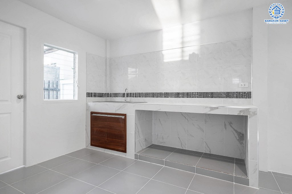 บ้านมือสองตกแต่งใหม่ หลังใหญ่ เนื้อที่ด้านข้างกว้างสุดๆ ม.บัวทองธานีพาร์ควิลล์2 ต่อเติมพร้อมอยู่ ครัวกว้างพร้อมบิ้วท์อิน บนทำเลดีที่สุด! ห่างจากถนนชัยพฤกษ์ เพียง 200 เมตร ใกล้เซ็นทรัลแจ้งวัฒนะ และรถไฟฟ้า...