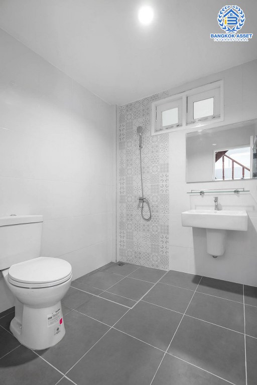 บ้านมือสองตกแต่งใหม่ หลังใหญ่ เนื้อที่ด้านข้างกว้างสุดๆ ม.บัวทองธานีพาร์ควิลล์2 ต่อเติมพร้อมอยู่ ครัวกว้างพร้อมบิ้วท์อิน บนทำเลดีที่สุด! ห่างจากถนนชัยพฤกษ์ เพียง 200 เมตร ใกล้เซ็นทรัลแจ้งวัฒนะ และรถไฟฟ้า...