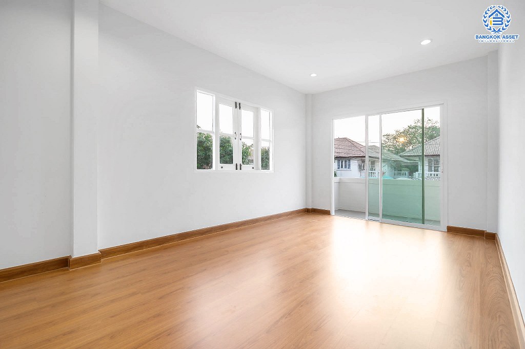 บ้านมือสองตกแต่งใหม่ หลังใหญ่ เนื้อที่ด้านข้างกว้างสุดๆ ม.บัวทองธานีพาร์ควิลล์2 ต่อเติมพร้อมอยู่ ครัวกว้างพร้อมบิ้วท์อิน บนทำเลดีที่สุด! ห่างจากถนนชัยพฤกษ์ เพียง 200 เมตร ใกล้เซ็นทรัลแจ้งวัฒนะ และรถไฟฟ้า...