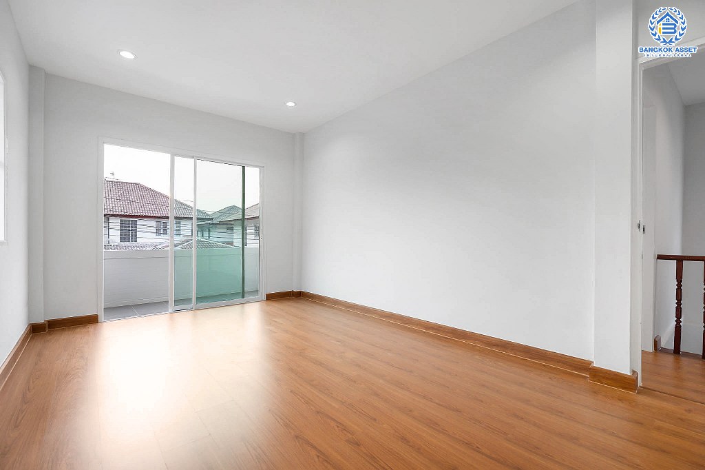 บ้านมือสองตกแต่งใหม่ หลังใหญ่ เนื้อที่ด้านข้างกว้างสุดๆ ม.บัวทองธานีพาร์ควิลล์2 ต่อเติมพร้อมอยู่ ครัวกว้างพร้อมบิ้วท์อิน บนทำเลดีที่สุด! ห่างจากถนนชัยพฤกษ์ เพียง 200 เมตร ใกล้เซ็นทรัลแจ้งวัฒนะ และรถไฟฟ้า...