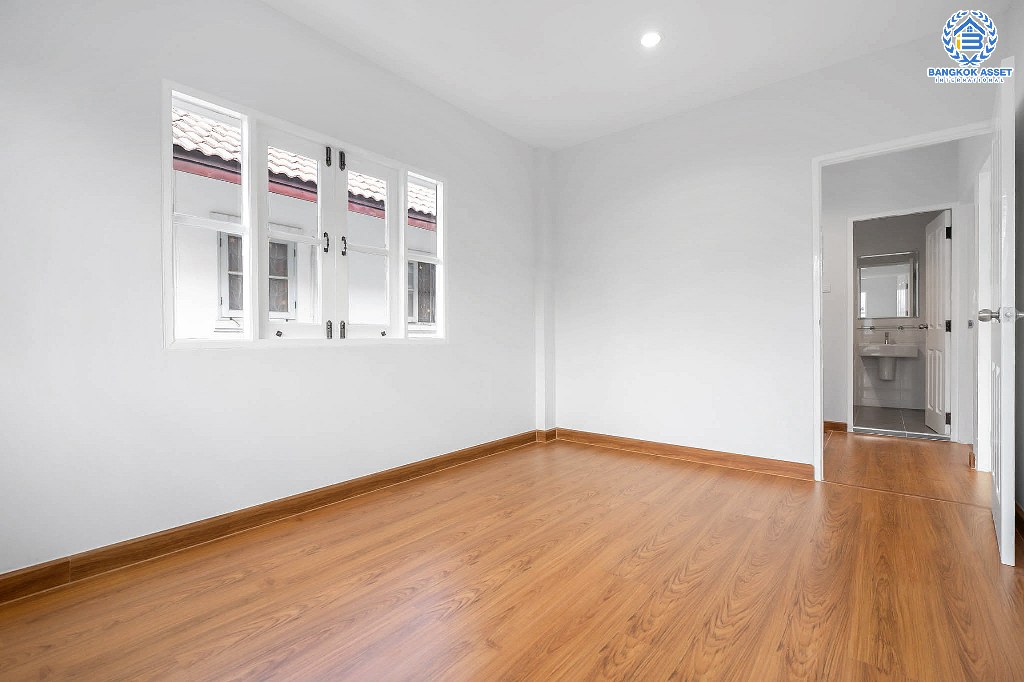 บ้านมือสองตกแต่งใหม่ หลังใหญ่ เนื้อที่ด้านข้างกว้างสุดๆ ม.บัวทองธานีพาร์ควิลล์2 ต่อเติมพร้อมอยู่ ครัวกว้างพร้อมบิ้วท์อิน บนทำเลดีที่สุด! ห่างจากถนนชัยพฤกษ์ เพียง 200 เมตร ใกล้เซ็นทรัลแจ้งวัฒนะ และรถไฟฟ้า...