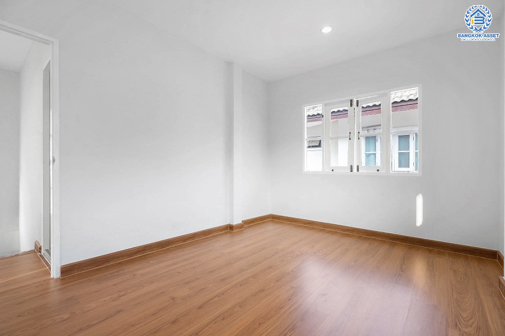 บ้านมือสองตกแต่งใหม่ หลังใหญ่ เนื้อที่ด้านข้างกว้างสุดๆ ม.บัวทองธานีพาร์ควิลล์2 ต่อเติมพร้อมอยู่ ครัวกว้างพร้อมบิ้วท์อิน บนทำเลดีที่สุด! ห่างจากถนนชัยพฤกษ์ เพียง 200 เมตร ใกล้เซ็นทรัลแจ้งวัฒนะ และรถไฟฟ้า...