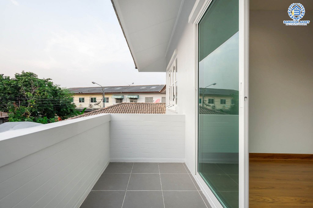 บ้านมือสองตกแต่งใหม่ หลังใหญ่ เนื้อที่ด้านข้างกว้างสุดๆ ม.บัวทองธานีพาร์ควิลล์2 ต่อเติมพร้อมอยู่ ครัวกว้างพร้อมบิ้วท์อิน บนทำเลดีที่สุด! ห่างจากถนนชัยพฤกษ์ เพียง 200 เมตร ใกล้เซ็นทรัลแจ้งวัฒนะ และรถไฟฟ้า...