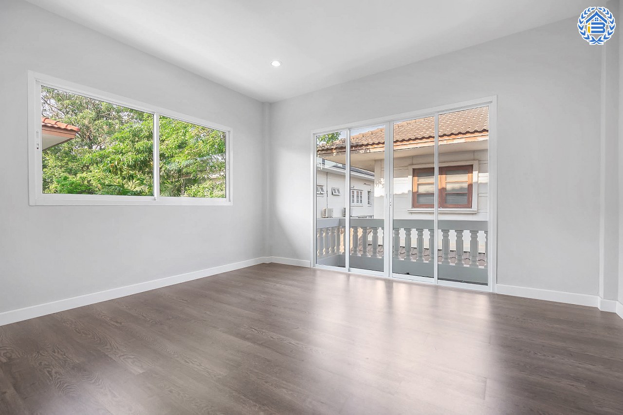 บ้านมือสองตกแต่งใหม่ โครงการ โชคชัยปัญจทรัพย์44 ปิ่นเกล้า-บรมราชชนนี เนื้อที่ 86 ตร.ว. พื้นที่ใช้สอยกว่า 311 ตร.ม. ฟังชั่น 3 ห้องนอน 3 ห้องน้ำ ตอบโจทย์ทุกการเดินทาง บนทำเลศักยภาพ ติดถนนบรมราชชนนี ใกล้ทางคู่ขนานลอยฟ้า และ ม.มหิดล