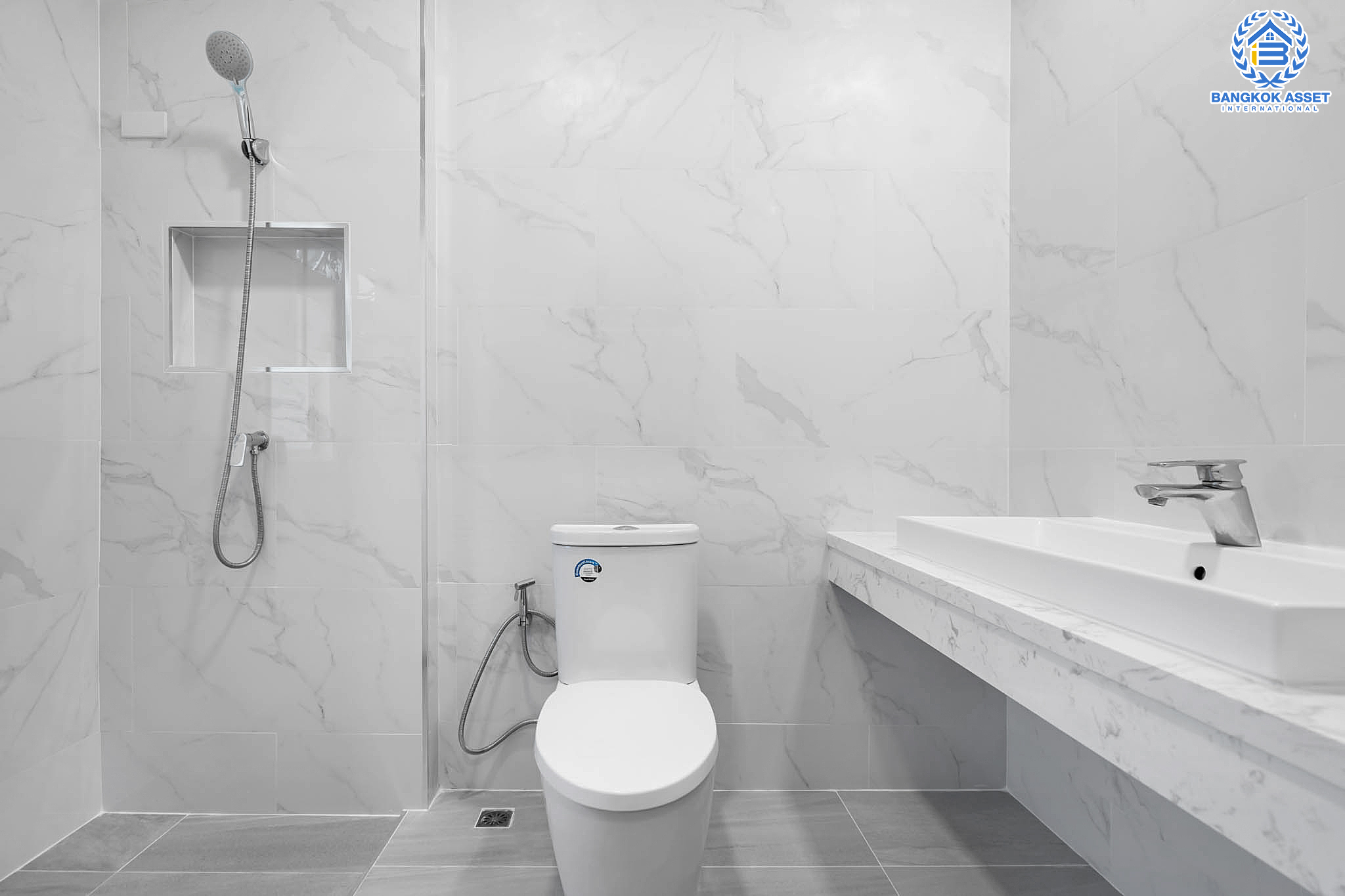 บ้านมือสองตกแต่งใหม่ แบรนด์สุดหรูจาก SC ASSET ม.บางกอกบูเลอวาร์ด ปิ่นเกล้า-สาทร ถนนเมน เนื้อที่ 52.5 ตร.ว. ฟังก์ชั่นครบครัน 3 ห้องนอน 4 ห้องน้ำ ห้องนอนทุกห้องมีห้องน้ำในตัว พร้อม Walk-in Closet บนทำเลใจกลางราชพฤกษ์ ใกล้ทางด่วน พร้อมเชื่อมสู่สาทร-ปิ่นเกล้า ได้อย่างรวดเร็ว...