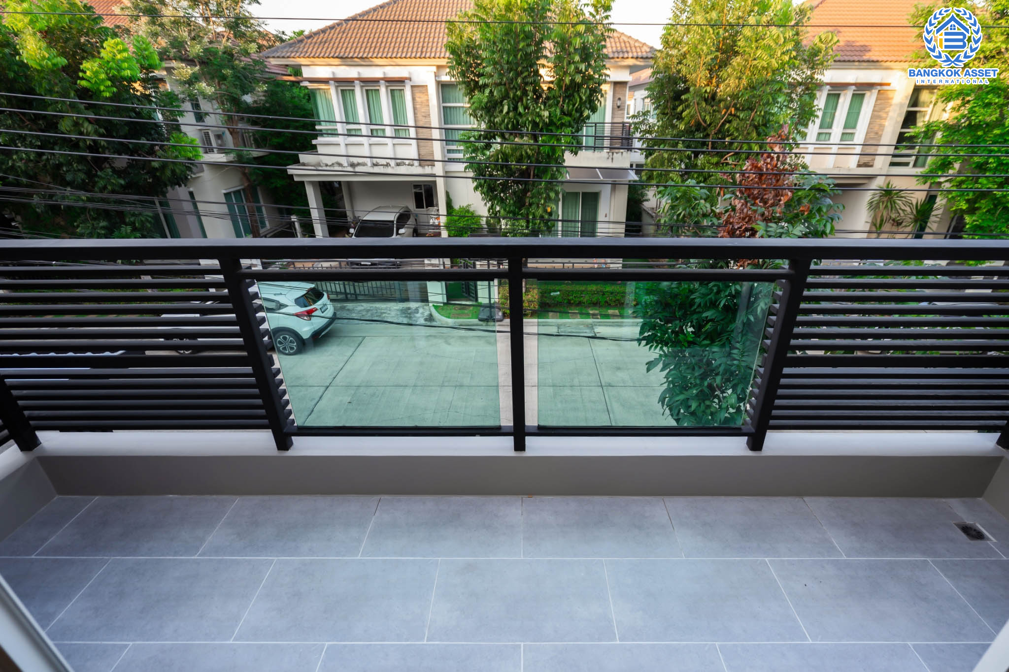 บ้านมือสองตกแต่งใหม่ แบรนด์สุดหรูจาก SC ASSET ม.บางกอกบูเลอวาร์ด ปิ่นเกล้า-สาทร ถนนเมน เนื้อที่ 52.5 ตร.ว. ฟังก์ชั่นครบครัน 3 ห้องนอน 4 ห้องน้ำ ห้องนอนทุกห้องมีห้องน้ำในตัว พร้อม Walk-in Closet บนทำเลใจกลางราชพฤกษ์ ใกล้ทางด่วน พร้อมเชื่อมสู่สาทร-ปิ่นเกล้า ได้อย่างรวดเร็ว...