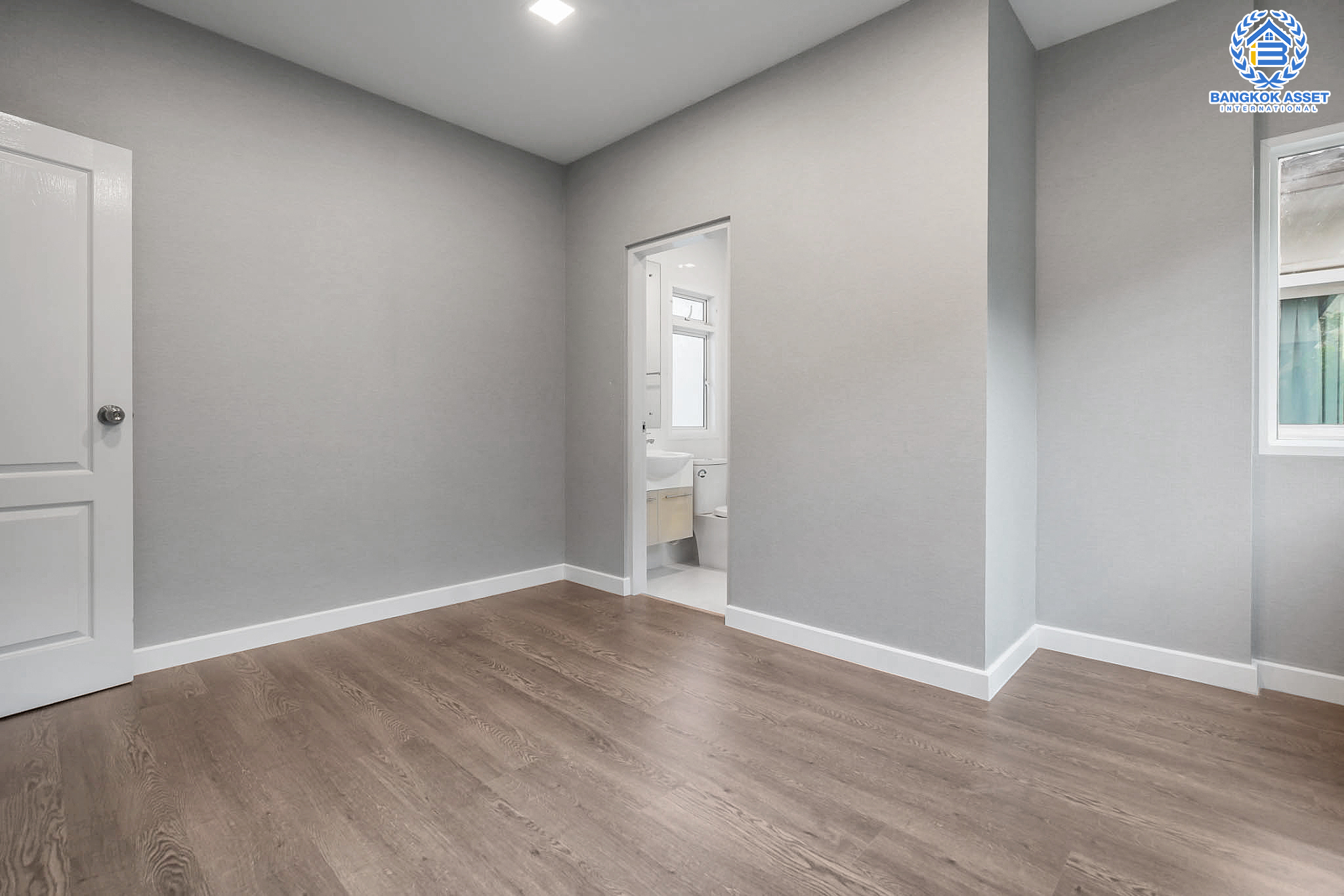 บ้านมือสองตกแต่งใหม่ แบรนด์สุดหรูจาก SC ASSET ม.บางกอกบูเลอวาร์ด ปิ่นเกล้า-สาทร ถนนเมน เนื้อที่ 52.5 ตร.ว. ฟังก์ชั่นครบครัน 3 ห้องนอน 4 ห้องน้ำ ห้องนอนทุกห้องมีห้องน้ำในตัว พร้อม Walk-in Closet บนทำเลใจกลางราชพฤกษ์ ใกล้ทางด่วน พร้อมเชื่อมสู่สาทร-ปิ่นเกล้า ได้อย่างรวดเร็ว...