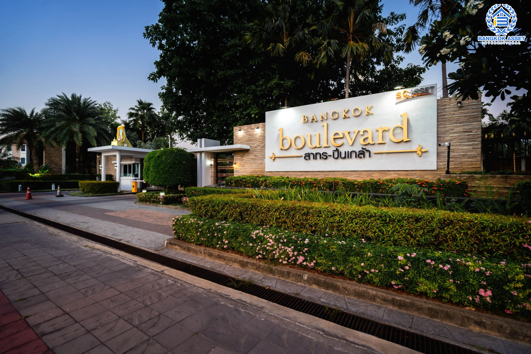 บ้านมือสองตกแต่งใหม่ แบรนด์สุดหรูจาก SC ASSET ม.บางกอกบูเลอวาร์ด ปิ่นเกล้า-สาทร ถนนเมน เนื้อที่ 52.5 ตร.ว. ฟังก์ชั่นครบครัน 3 ห้องนอน 4 ห้องน้ำ ห้องนอนทุกห้องมีห้องน้ำในตัว พร้อม Walk-in Closet บนทำเลใจกลางราชพฤกษ์ ใกล้ทางด่วน พร้อมเชื่อมสู่สาทร-ปิ่นเกล้า ได้อย่างรวดเร็ว...