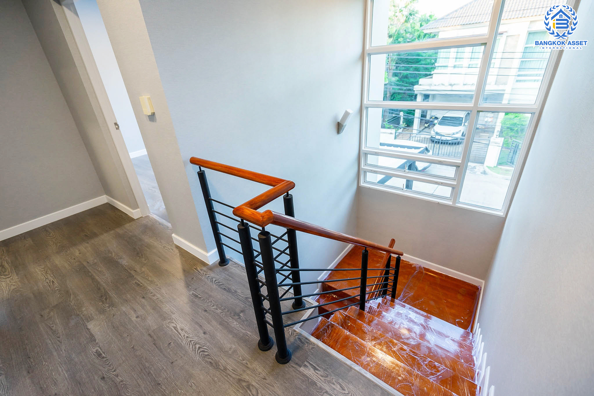 บ้านมือสองตกแต่งใหม่ แบรนด์สุดหรูจาก SC ASSET ม.บางกอกบูเลอวาร์ด ปิ่นเกล้า-สาทร ถนนเมน เนื้อที่ 52.5 ตร.ว. ฟังก์ชั่นครบครัน 3 ห้องนอน 4 ห้องน้ำ ห้องนอนทุกห้องมีห้องน้ำในตัว พร้อม Walk-in Closet บนทำเลใจกลางราชพฤกษ์ ใกล้ทางด่วน พร้อมเชื่อมสู่สาทร-ปิ่นเกล้า ได้อย่างรวดเร็ว...