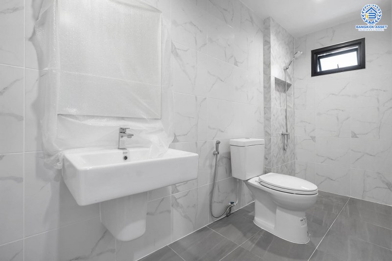 บ้านมือสองตกแต่งใหม่ คุณภาพLH โครงการ ชลลดา บางบัวทอง-รัตนาธิเบศร์ หลังใหญ่ บนเนื้อที่กว่า 70 ตร.ว. พร้อมตอบโจทย์ครอบครัวใหญ่ ด้วยฟังก์ชั่น 5 ห้องนอน 3 ห้องน้ำ พร้อม facilitys ครบครัน บนทำเลคุณภาพ ที่เชื่อมต่อได้หลายเส้นทาง ใกล้เซ็นทรัลเวสต์เกต และ MRT "สถานีบางพลู"...