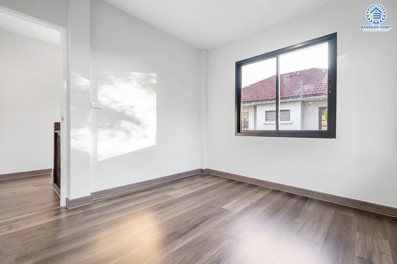 บ้านมือสองตกแต่งใหม่ คุณภาพLH โครงการ ชลลดา บางบัวทอง-รัตนาธิเบศร์ หลังใหญ่ บนเนื้อที่กว่า 70 ตร.ว. พร้อมตอบโจทย์ครอบครัวใหญ่ ด้วยฟังก์ชั่น 5 ห้องนอน 3 ห้องน้ำ พร้อม facilitys ครบครัน บนทำเลคุณภาพ ที่เชื่อมต่อได้หลายเส้นทาง ใกล้เซ็นทรัลเวสต์เกต และ MRT "สถานีบางพลู"...