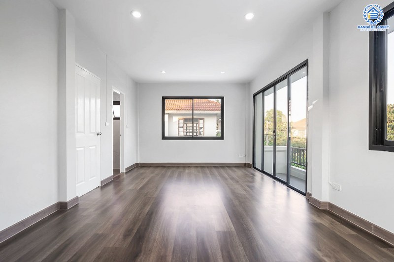 บ้านมือสองตกแต่งใหม่ คุณภาพLH โครงการ ชลลดา บางบัวทอง-รัตนาธิเบศร์ หลังใหญ่ บนเนื้อที่กว่า 70 ตร.ว. พร้อมตอบโจทย์ครอบครัวใหญ่ ด้วยฟังก์ชั่น 5 ห้องนอน 3 ห้องน้ำ พร้อม facilitys ครบครัน บนทำเลคุณภาพ ที่เชื่อมต่อได้หลายเส้นทาง ใกล้เซ็นทรัลเวสต์เกต และ MRT "สถานีบางพลู"...