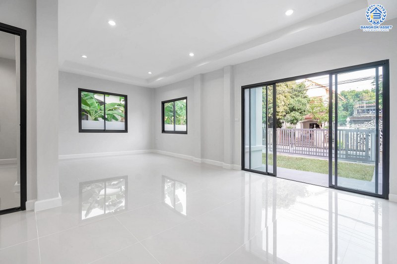 บ้านมือสองตกแต่งใหม่ คุณภาพLH โครงการ ชลลดา บางบัวทอง-รัตนาธิเบศร์ หลังใหญ่ บนเนื้อที่กว่า 70 ตร.ว. พร้อมตอบโจทย์ครอบครัวใหญ่ ด้วยฟังก์ชั่น 5 ห้องนอน 3 ห้องน้ำ พร้อม facilitys ครบครัน บนทำเลคุณภาพ ที่เชื่อมต่อได้หลายเส้นทาง ใกล้เซ็นทรัลเวสต์เกต และ MRT "สถานีบางพลู"...