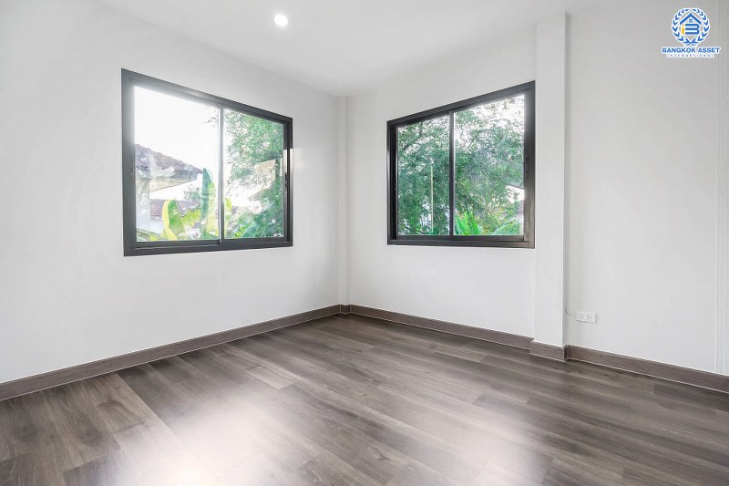 บ้านมือสองตกแต่งใหม่ คุณภาพLH โครงการ ชลลดา บางบัวทอง-รัตนาธิเบศร์ หลังใหญ่ บนเนื้อที่กว่า 70 ตร.ว. พร้อมตอบโจทย์ครอบครัวใหญ่ ด้วยฟังก์ชั่น 5 ห้องนอน 3 ห้องน้ำ พร้อม facilitys ครบครัน บนทำเลคุณภาพ ที่เชื่อมต่อได้หลายเส้นทาง ใกล้เซ็นทรัลเวสต์เกต และ MRT "สถานีบางพลู"...