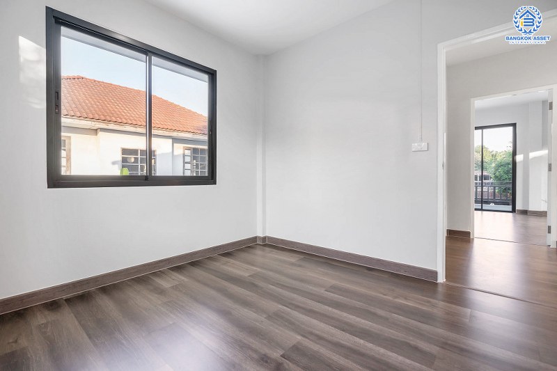 บ้านมือสองตกแต่งใหม่ คุณภาพLH โครงการ ชลลดา บางบัวทอง-รัตนาธิเบศร์ หลังใหญ่ บนเนื้อที่กว่า 70 ตร.ว. พร้อมตอบโจทย์ครอบครัวใหญ่ ด้วยฟังก์ชั่น 5 ห้องนอน 3 ห้องน้ำ พร้อม facilitys ครบครัน บนทำเลคุณภาพ ที่เชื่อมต่อได้หลายเส้นทาง ใกล้เซ็นทรัลเวสต์เกต และ MRT "สถานีบางพลู"...