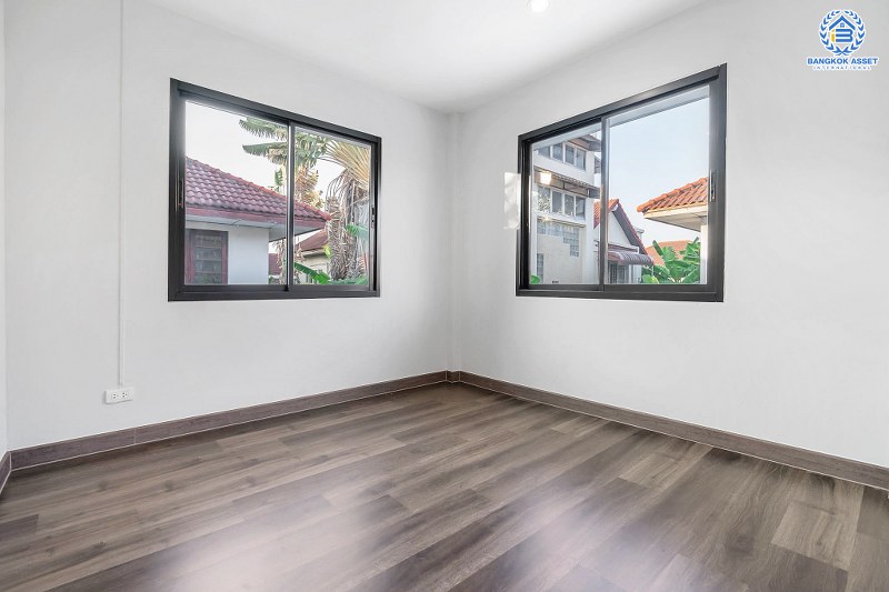 บ้านมือสองตกแต่งใหม่ คุณภาพLH โครงการ ชลลดา บางบัวทอง-รัตนาธิเบศร์ หลังใหญ่ บนเนื้อที่กว่า 70 ตร.ว. พร้อมตอบโจทย์ครอบครัวใหญ่ ด้วยฟังก์ชั่น 5 ห้องนอน 3 ห้องน้ำ พร้อม facilitys ครบครัน บนทำเลคุณภาพ ที่เชื่อมต่อได้หลายเส้นทาง ใกล้เซ็นทรัลเวสต์เกต และ MRT "สถานีบางพลู"...