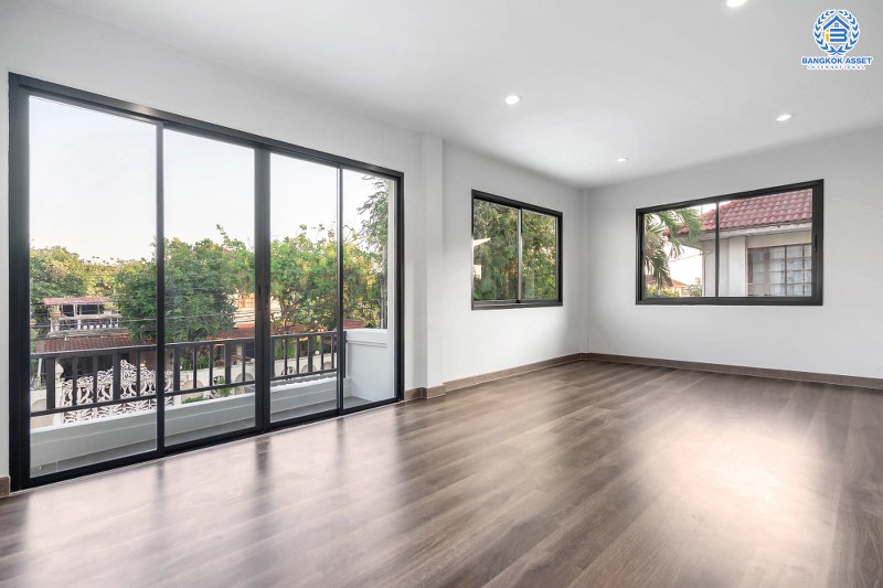 บ้านมือสองตกแต่งใหม่ คุณภาพLH โครงการ ชลลดา บางบัวทอง-รัตนาธิเบศร์ หลังใหญ่ บนเนื้อที่กว่า 70 ตร.ว. พร้อมตอบโจทย์ครอบครัวใหญ่ ด้วยฟังก์ชั่น 5 ห้องนอน 3 ห้องน้ำ พร้อม facilitys ครบครัน บนทำเลคุณภาพ ที่เชื่อมต่อได้หลายเส้นทาง ใกล้เซ็นทรัลเวสต์เกต และ MRT "สถานีบางพลู"...