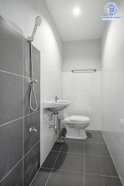 บ้านมือสองตกแต่งใหม่ คฤหาสน์หลังใหญ่เท่าที่เคยมี!! เนื้อที่ 115.5 ตร.ว. ม.มัณฑนา ปิ่นเกล้า-กาญจนาภิเษก (ซ.วัดพระเงิน) บนพื้นที่ใช้สอยเกือบ 400 ตร.ม. ฟังก์ชั่นจัดเต็ม 5 ห้องนอน 4 ห้องน้ำ 4 ที่จอดรถ เดินทางสะดวก บนทำเลติดถนนใหญ่ ใกล้เซ็นทรัลเวสต์เกต รถไฟฟ้าสายสีม่วง "สถานีตลาดบางใหญ่" และทางด่วนศรีรัช!