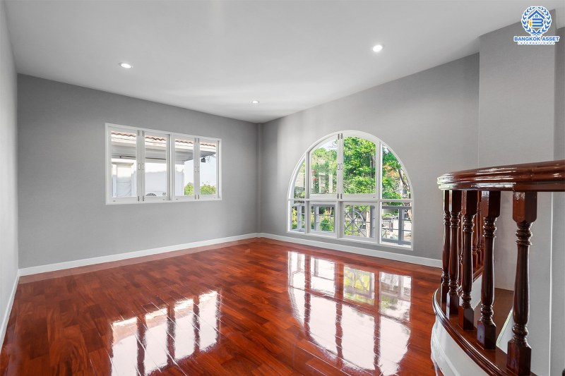 บ้านมือสองตกแต่งใหม่ คฤหาสน์หลังใหญ่เท่าที่เคยมี!! เนื้อที่ 115.5 ตร.ว. ม.มัณฑนา ปิ่นเกล้า-กาญจนาภิเษก (ซ.วัดพระเงิน) บนพื้นที่ใช้สอยเกือบ 400 ตร.ม. ฟังก์ชั่นจัดเต็ม 5 ห้องนอน 4 ห้องน้ำ 4 ที่จอดรถ เดินทางสะดวก บนทำเลติดถนนใหญ่ ใกล้เซ็นทรัลเวสต์เกต รถไฟฟ้าสายสีม่วง "สถานีตลาดบางใหญ่" และทางด่วนศรีรัช!