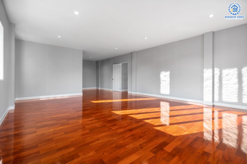 บ้านมือสองตกแต่งใหม่ คฤหาสน์หลังใหญ่เท่าที่เคยมี!! เนื้อที่ 115.5 ตร.ว. ม.มัณฑนา ปิ่นเกล้า-กาญจนาภิเษก (ซ.วัดพระเงิน) บนพื้นที่ใช้สอยเกือบ 400 ตร.ม. ฟังก์ชั่นจัดเต็ม 5 ห้องนอน 4 ห้องน้ำ 4 ที่จอดรถ เดินทางสะดวก บนทำเลติดถนนใหญ่ ใกล้เซ็นทรัลเวสต์เกต รถไฟฟ้าสายสีม่วง "สถานีตลาดบางใหญ่" และทางด่วนศรีรัช!