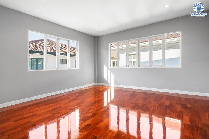 บ้านมือสองตกแต่งใหม่ คฤหาสน์หลังใหญ่เท่าที่เคยมี!! เนื้อที่ 115.5 ตร.ว. ม.มัณฑนา ปิ่นเกล้า-กาญจนาภิเษก (ซ.วัดพระเงิน) บนพื้นที่ใช้สอยเกือบ 400 ตร.ม. ฟังก์ชั่นจัดเต็ม 5 ห้องนอน 4 ห้องน้ำ 4 ที่จอดรถ เดินทางสะดวก บนทำเลติดถนนใหญ่ ใกล้เซ็นทรัลเวสต์เกต รถไฟฟ้าสายสีม่วง "สถานีตลาดบางใหญ่" และทางด่วนศรีรัช!