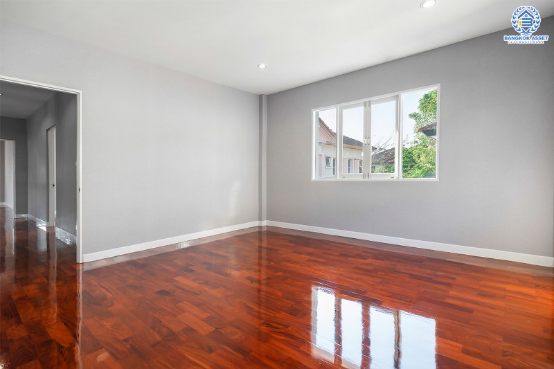 บ้านมือสองตกแต่งใหม่ คฤหาสน์หลังใหญ่เท่าที่เคยมี!! เนื้อที่ 115.5 ตร.ว. ม.มัณฑนา ปิ่นเกล้า-กาญจนาภิเษก (ซ.วัดพระเงิน) บนพื้นที่ใช้สอยเกือบ 400 ตร.ม. ฟังก์ชั่นจัดเต็ม 5 ห้องนอน 4 ห้องน้ำ 4 ที่จอดรถ เดินทางสะดวก บนทำเลติดถนนใหญ่ ใกล้เซ็นทรัลเวสต์เกต รถไฟฟ้าสายสีม่วง "สถานีตลาดบางใหญ่" และทางด่วนศรีรัช!