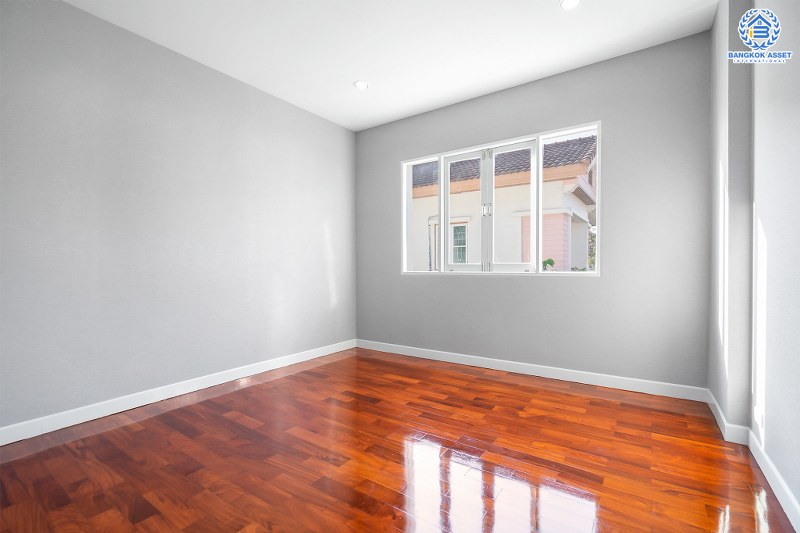 บ้านมือสองตกแต่งใหม่ คฤหาสน์หลังใหญ่เท่าที่เคยมี!! เนื้อที่ 115.5 ตร.ว. ม.มัณฑนา ปิ่นเกล้า-กาญจนาภิเษก (ซ.วัดพระเงิน) บนพื้นที่ใช้สอยเกือบ 400 ตร.ม. ฟังก์ชั่นจัดเต็ม 5 ห้องนอน 4 ห้องน้ำ 4 ที่จอดรถ เดินทางสะดวก บนทำเลติดถนนใหญ่ ใกล้เซ็นทรัลเวสต์เกต รถไฟฟ้าสายสีม่วง "สถานีตลาดบางใหญ่" และทางด่วนศรีรัช!